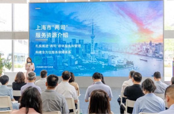 kaiyun开云中国2026世界杯官网入口 暖心! “两司”群体为上海学子撑起“流动护考伞”