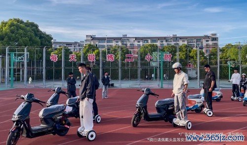 开云·kaiyun体育 告别脚撑、告别难骑! 九号鼹鼠自均衡2.0, 让两轮骑行实在普及“零门槛”