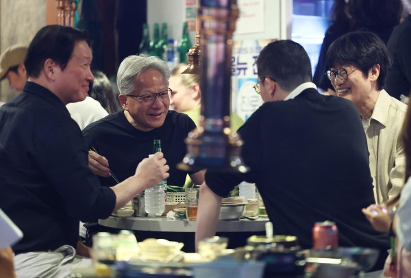 开云·kaiyun体育 韩财阀按辈分烤肉调酒, 黄仁勋桌上写“到此一游”, 第2餐吃炸鸡, 黄夫东说念主也到场